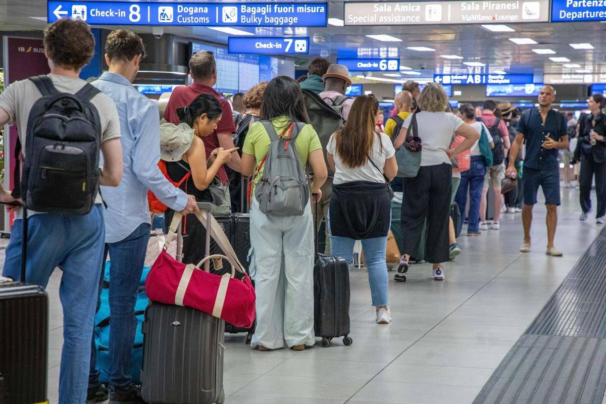 Iran, impennata prezzi dei carburanti: compagnie aeree low cost tagliano i voli - 