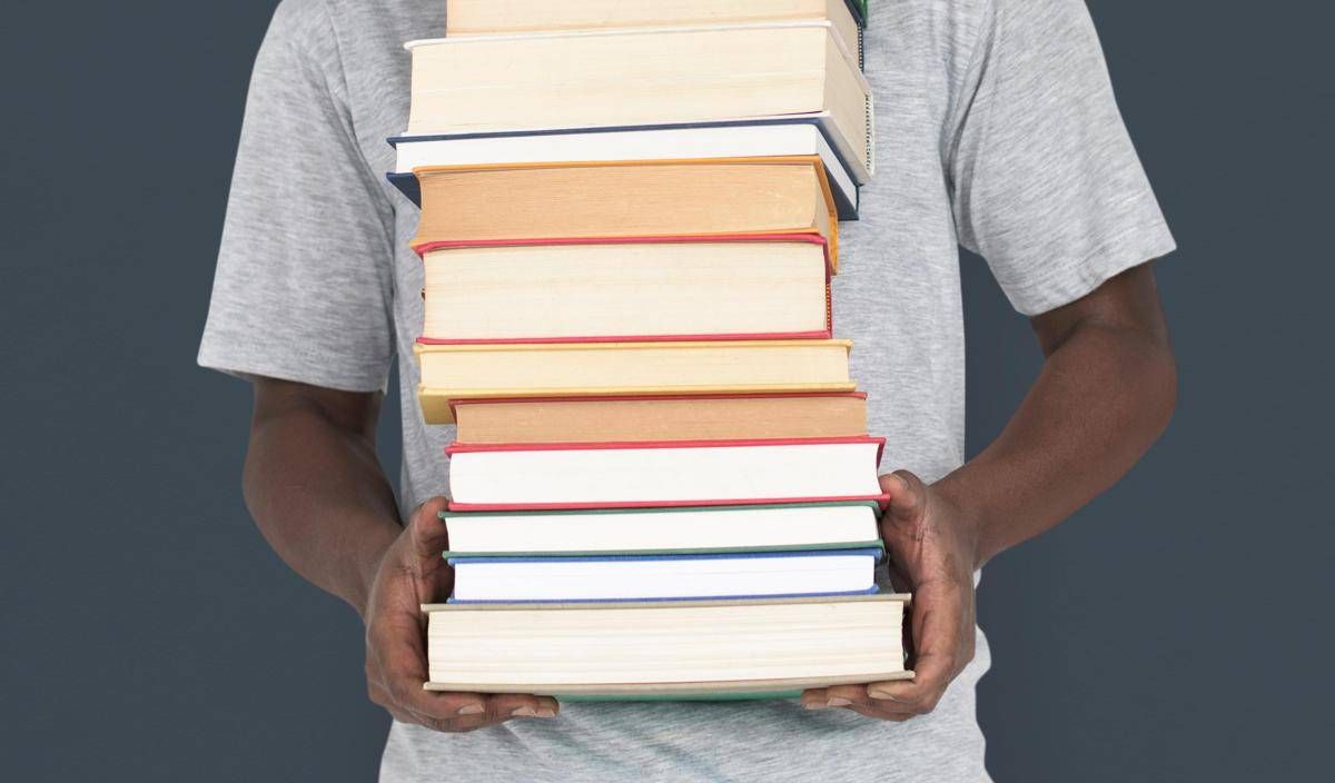 Giornata mondiale del libro, tutte le curiosità: dalla data del 23 aprile alla tradizione delle rose - 