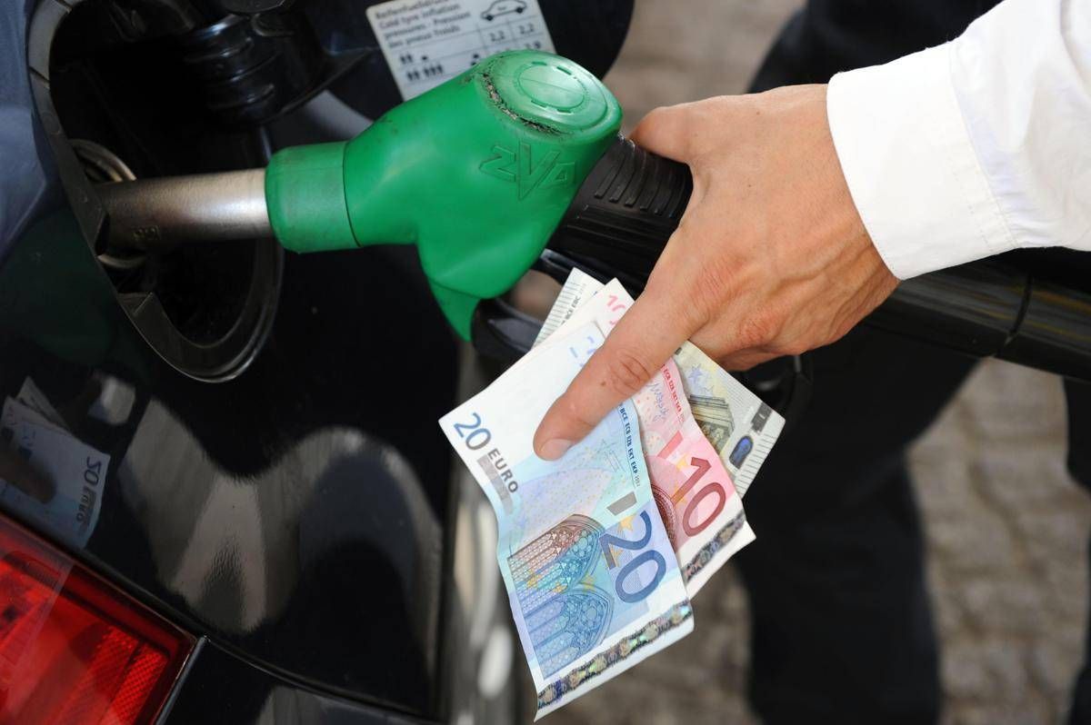 Benzina e diesel, prezzi carburanti scendono ancora - 