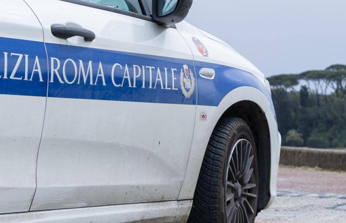 Follia nella notte in un campo rom di Roma, baracche a fuoco dopo una lite tra famiglie - 