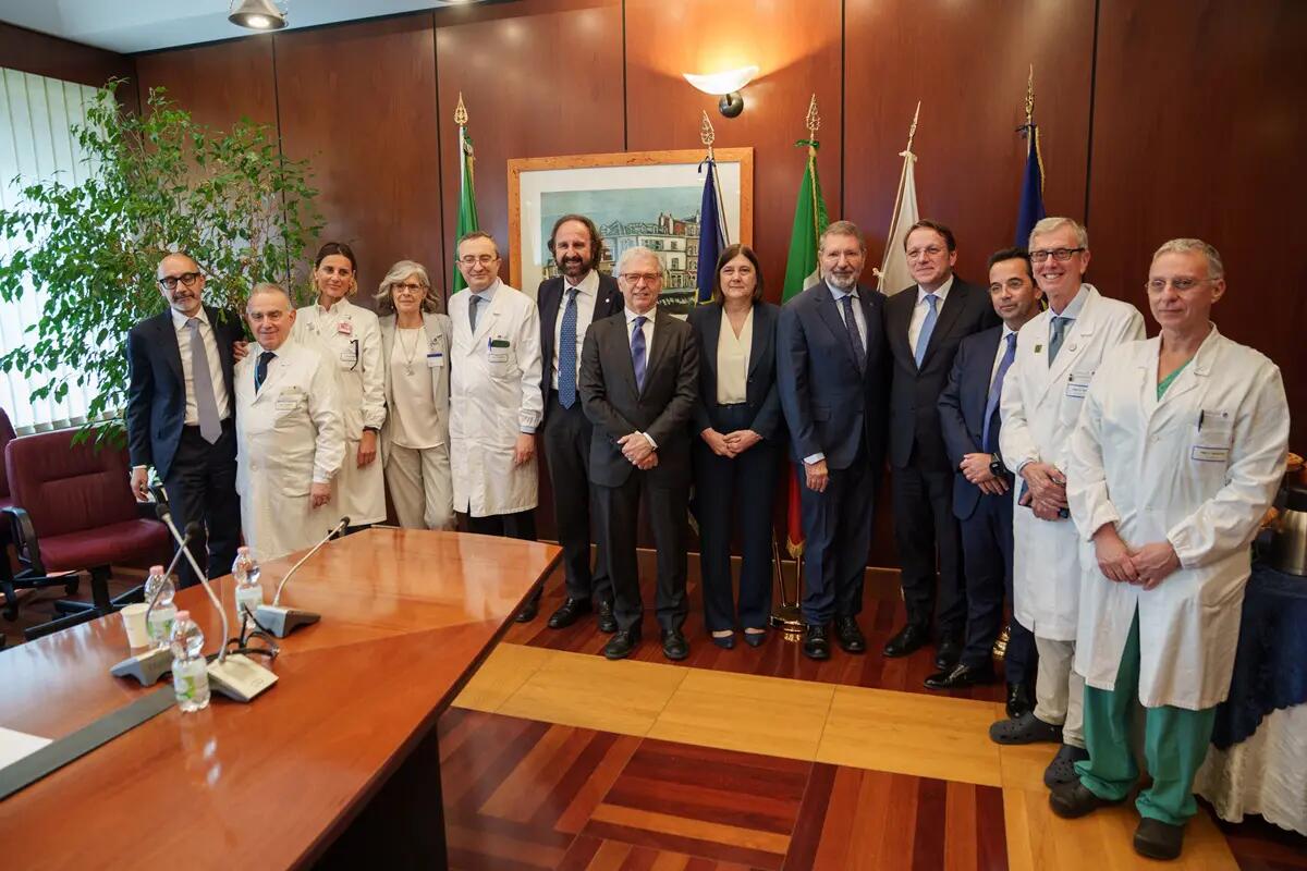 Il commissario Ue per la salute Várhelyi in visita al Policlinico Gemelli - 