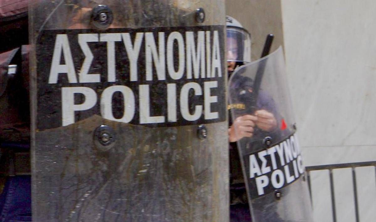 Uomo armato spara nel centro di Atene, almeno 5 feriti - 