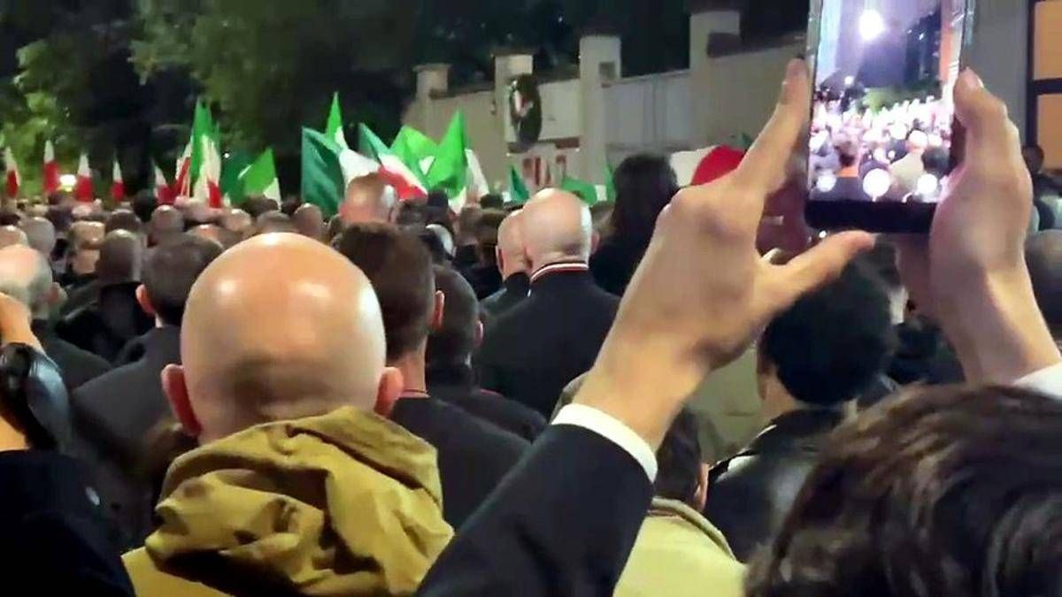 Milano, il corteo per Sergio Ramelli finisce con i saluti romani - 