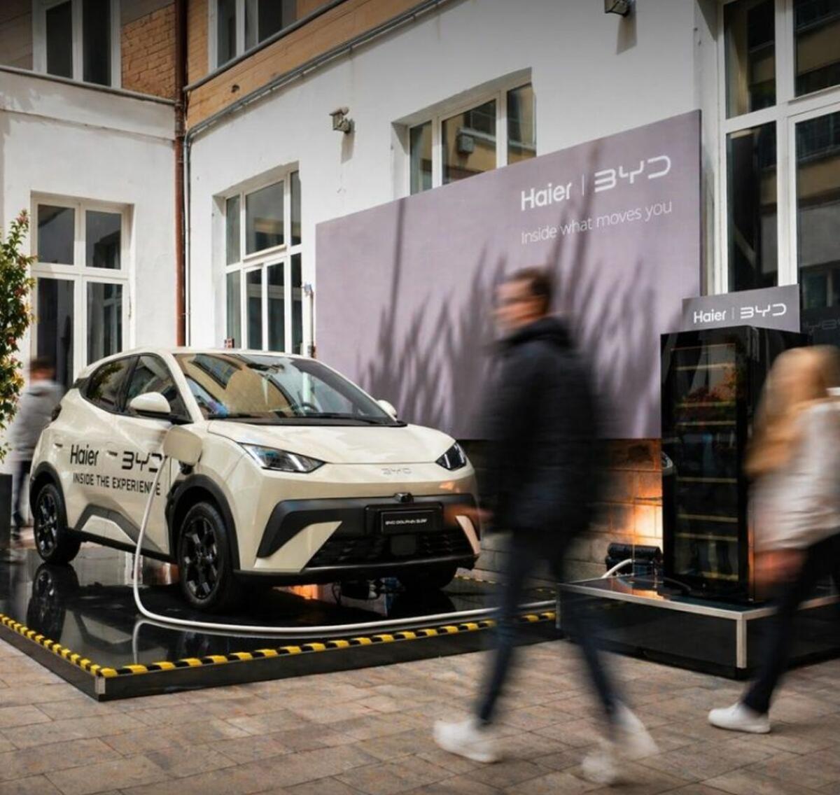 Quando l’auto elettrica fa il bucato, l’ironia BYD alla Milano Design Week - 