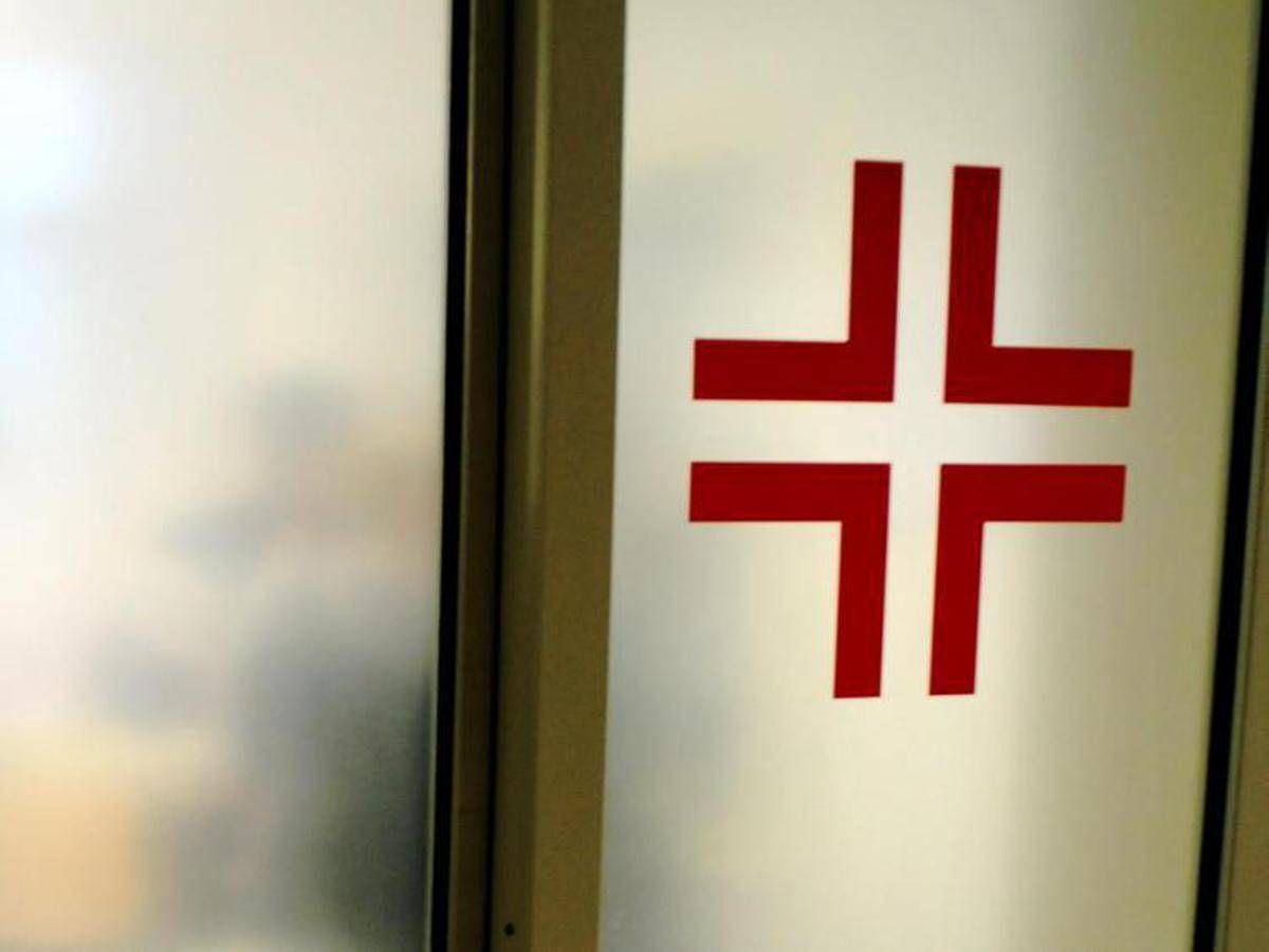 Treviso, bimba di 18 mesi in fin di vita: schiacciata da ruota del trattorino rasaerba guidato dal padre - 