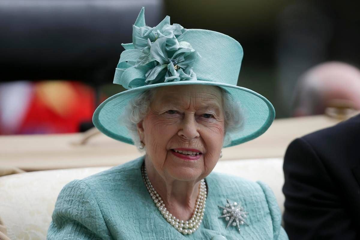 Elisabetta II e la passione per canto, quella volta in cui si esibì sulle note di 'Dancing Queen' degli Abba - 