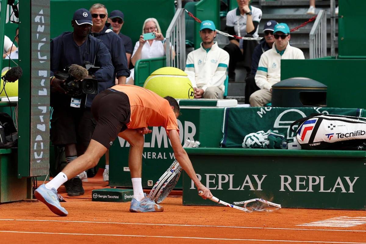 Montecarlo, super Berrettini: doppio bagel a Medvedev e il russo distrugge la racchetta - 