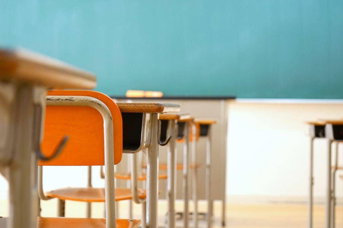 Prof taglia ciocche di capelli a 2 alunne, choc a Venezia: genitori in rivolta - 