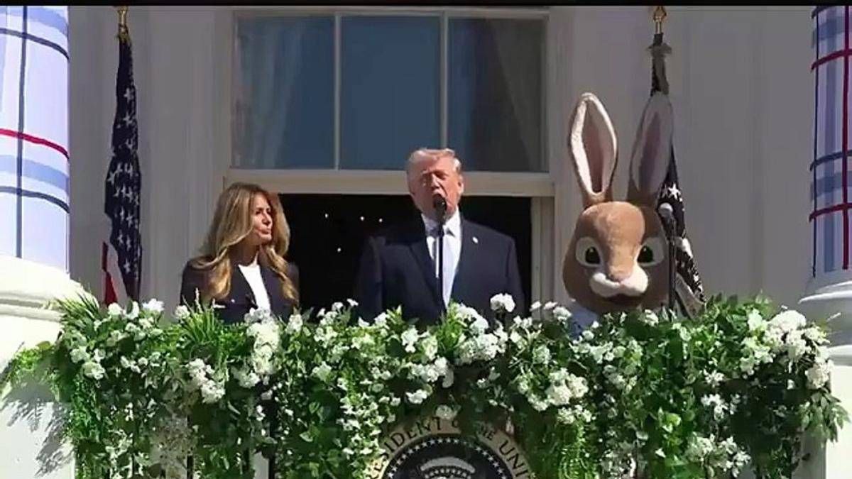 Trump, il messaggio all'Iran con il coniglio pasquale: "Non siete più così forti" - 