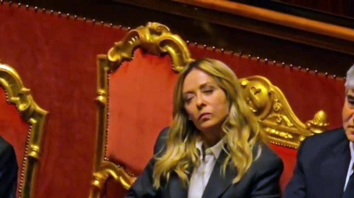Renzi critica, la reazione di Meloni al Senato: "Mai attaccato mia famiglia? Nooo..." - 