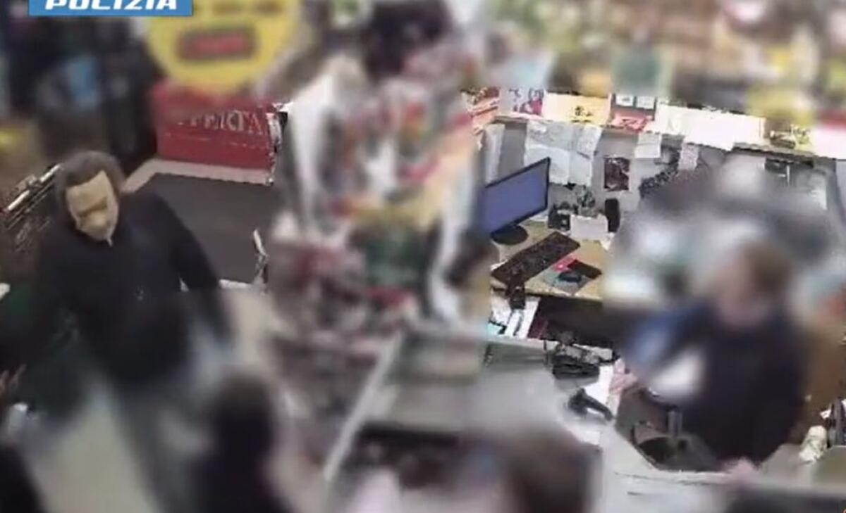 Rapinatore con maschera in silicone incastrato da dipendente, arrestato a Roma - 