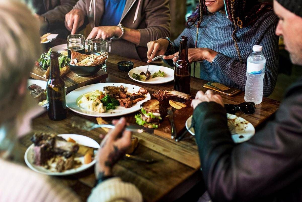 Dalla colomba alle uova, fino a 3.000 calorie a pranzo: i consigli dell'esperta dopo gli eccessi - 