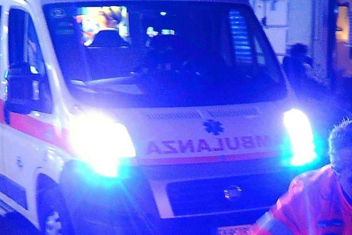 Tragedia a Fiumicino, auto travolge un pedone e si ribalta: un morto e tre feriti gravi - 