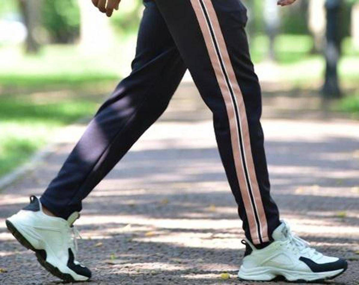 Il falso mito dei 10mila passi, camminare 15 minuti aiuta il cuore - 