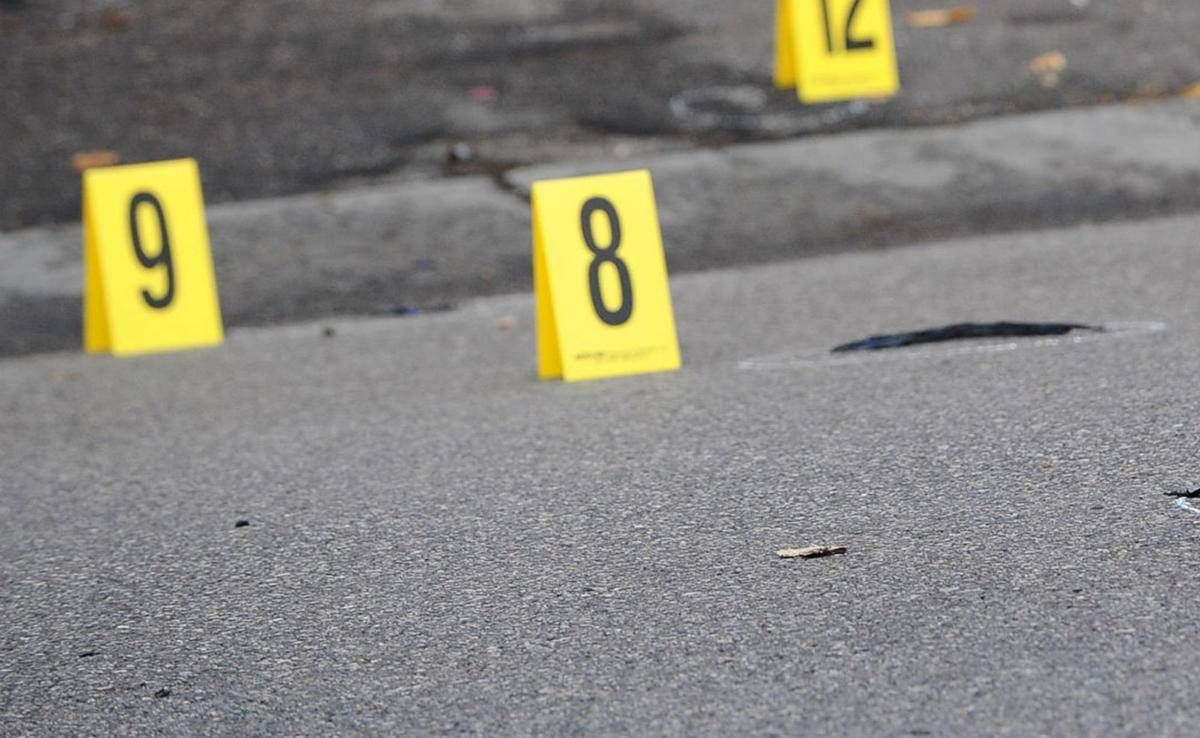 Spara tre volte contro la palazzina di fronte, poi si toglie la vita - 