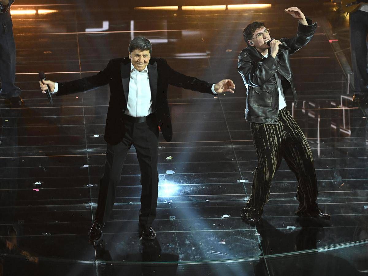 Gianni Morandi show a Milano, a sorpresa arriva Tredici Pietro: il duetto dopo Sanremo - 