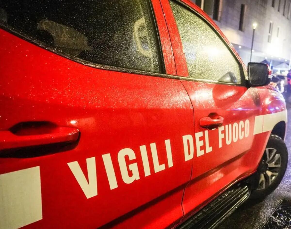 In fiamme uno stabilimento balneare a Marina di Sibari, danneggiata la struttura - 