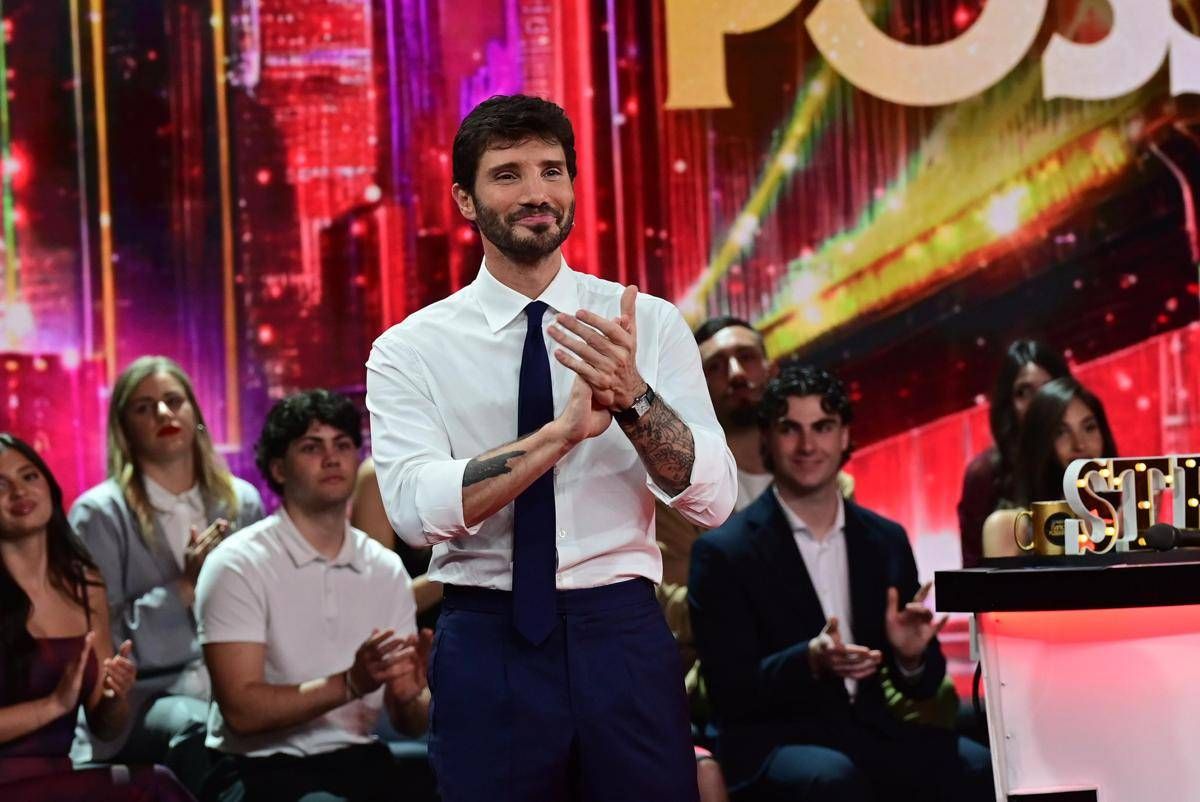 'Anche Stasera tutto è possibile', oggi puntata speciale dello show condotto da De Martino - 