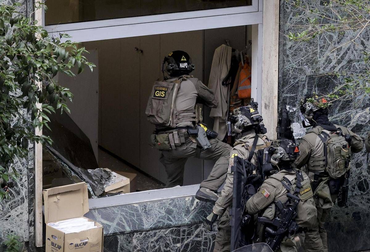 Napoli, rapina in banca con 25 ostaggi: caccia alla 'banda del buco'. Al vaglio immagini telecamere - 