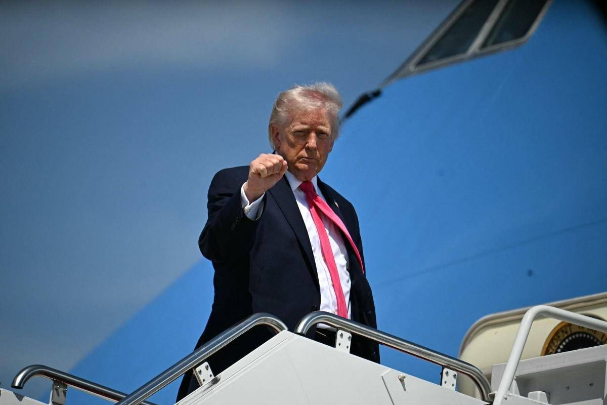 Iran-Usa, negoziati in bilico. Trump: "Accordo o distruggo tutto". Colpita e bloccata nave di Teheran - 