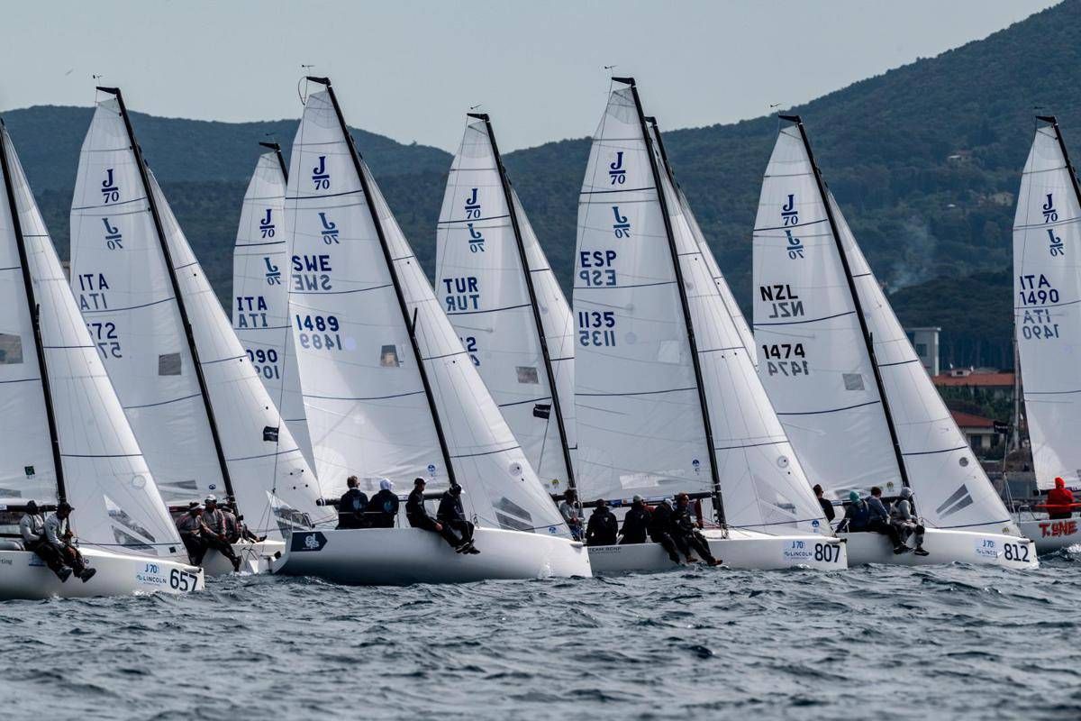 Svi 2026, le prime imbarcazioni doppiano lo scoglio di Capri e tornano verso Livorno - 