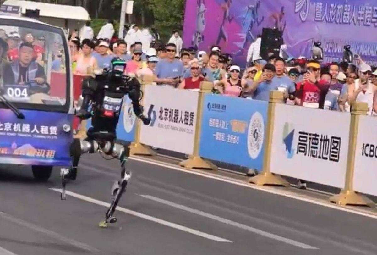 Un robot batte gli uomini (con record assurdo) nella mezza maratona di Pechino - Il video - 