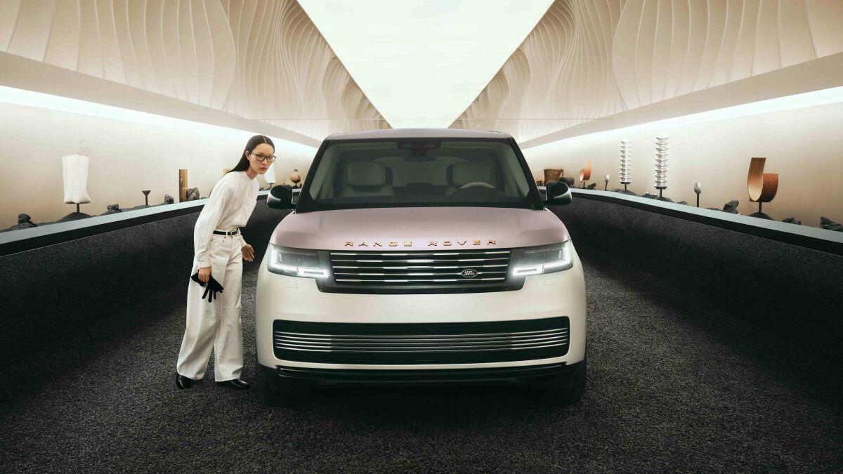 Range Rover presenta a Milano “Traces”, un viaggio nell’artigianalità bespoke - 