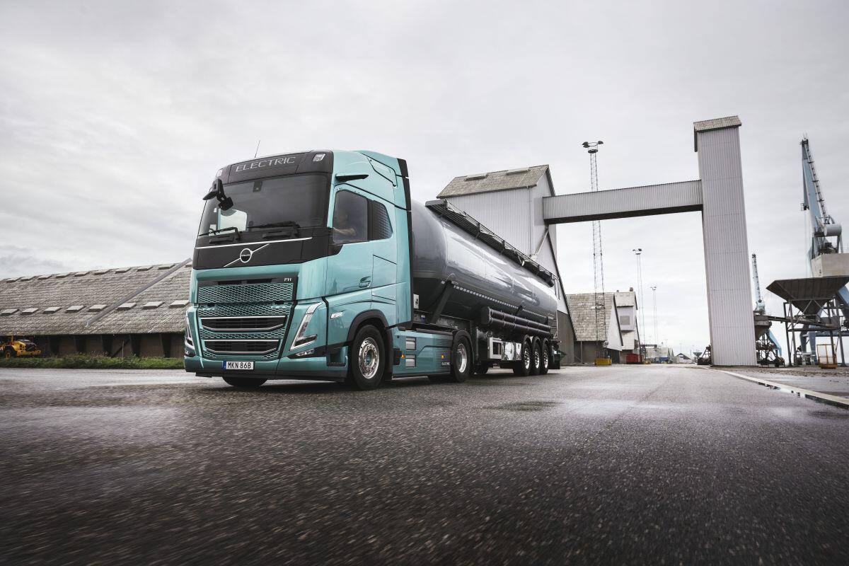 Volvo lancia nuovi camion elettrici con un’autonomia fino a 700 km - 