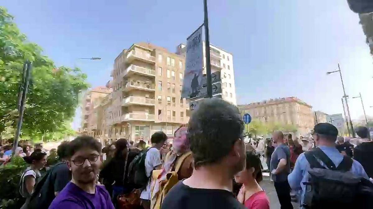 Milano, manifesto Lega 'accoltellato' durante corteo - 