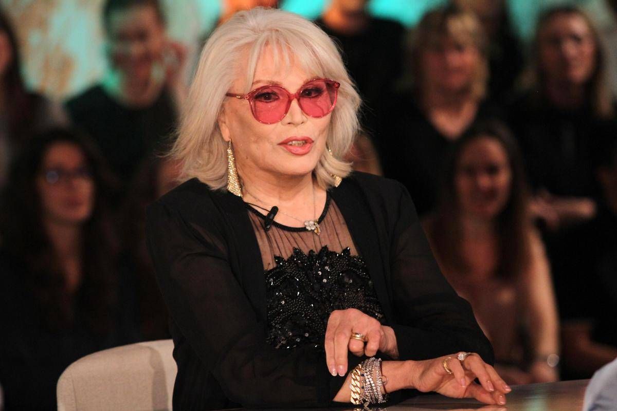 Amanda Lear a Belve: "Dalì era impotente, Bowie? Faceva un po' schifo..." - 
