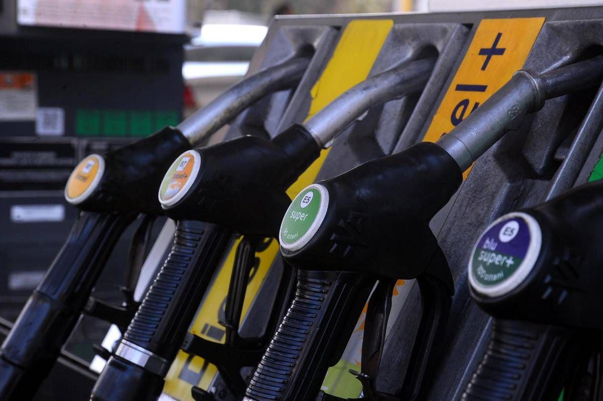 Caro carburanti non si ferma, media gasolio sopra picco del 19 marzo: prezzi benzina e diesel - 