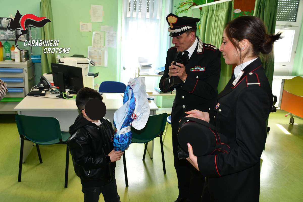 Visita Carabinieri reparto di pediatria Crotone - Foto Uff. Stampa Carabinieri 4.04.2026