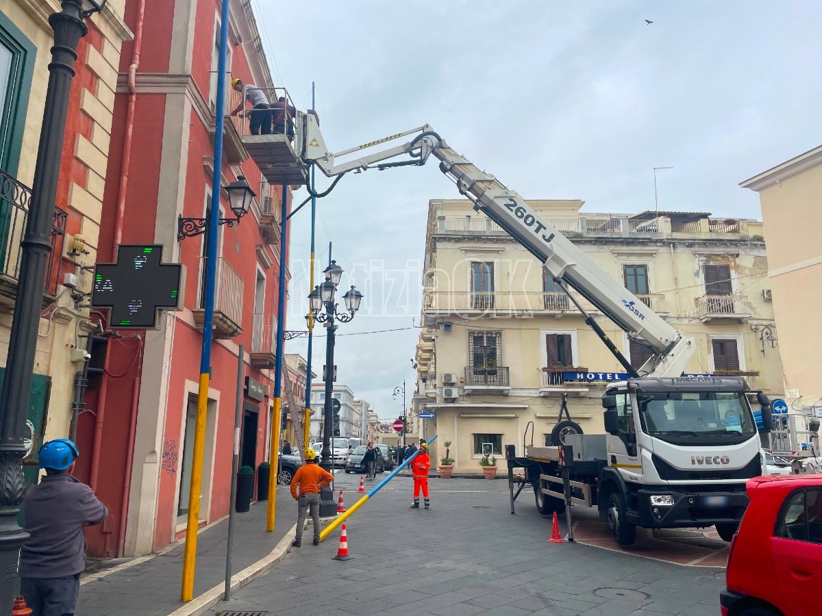 Luminarie Madonna di Capo Colonna - Piazza Duomo - Foto Redazione 15.04.2026