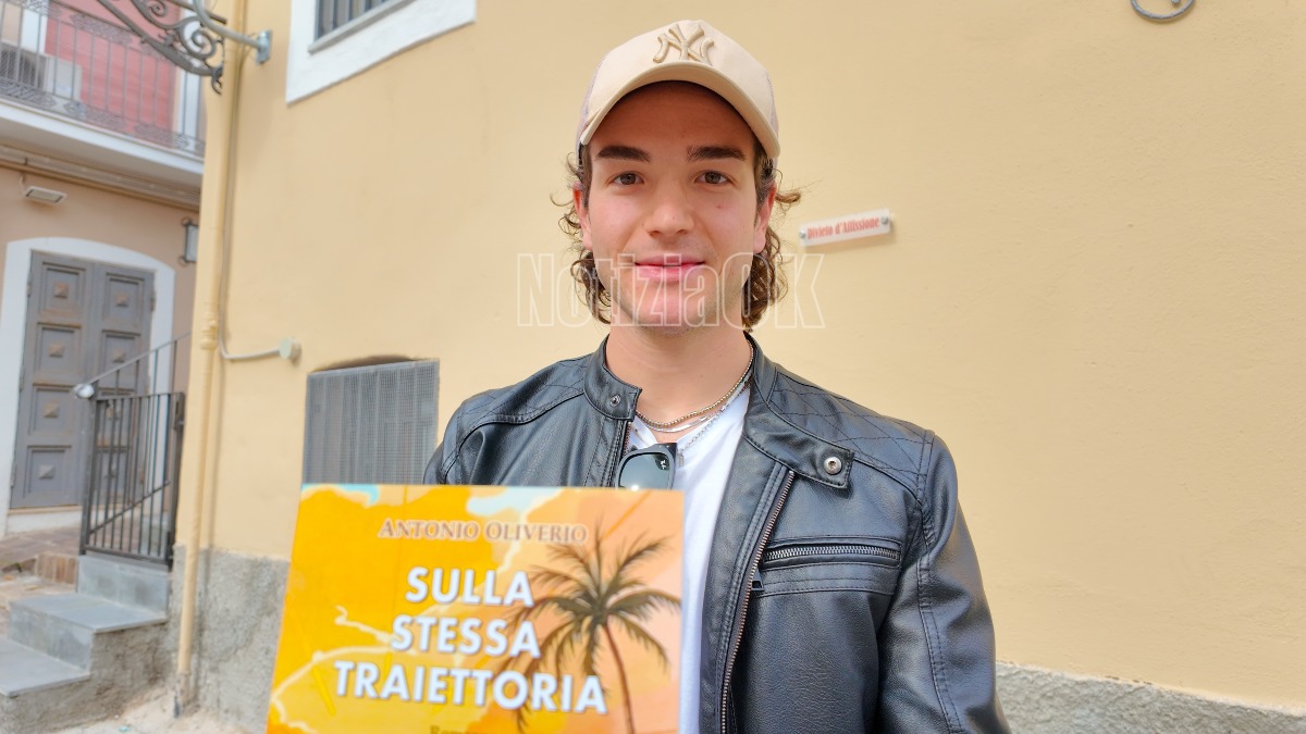 Giovane autore di Crotone, Antonio Oliverio presenta “Sulla stessa traiettoria” - Foto Redazione 