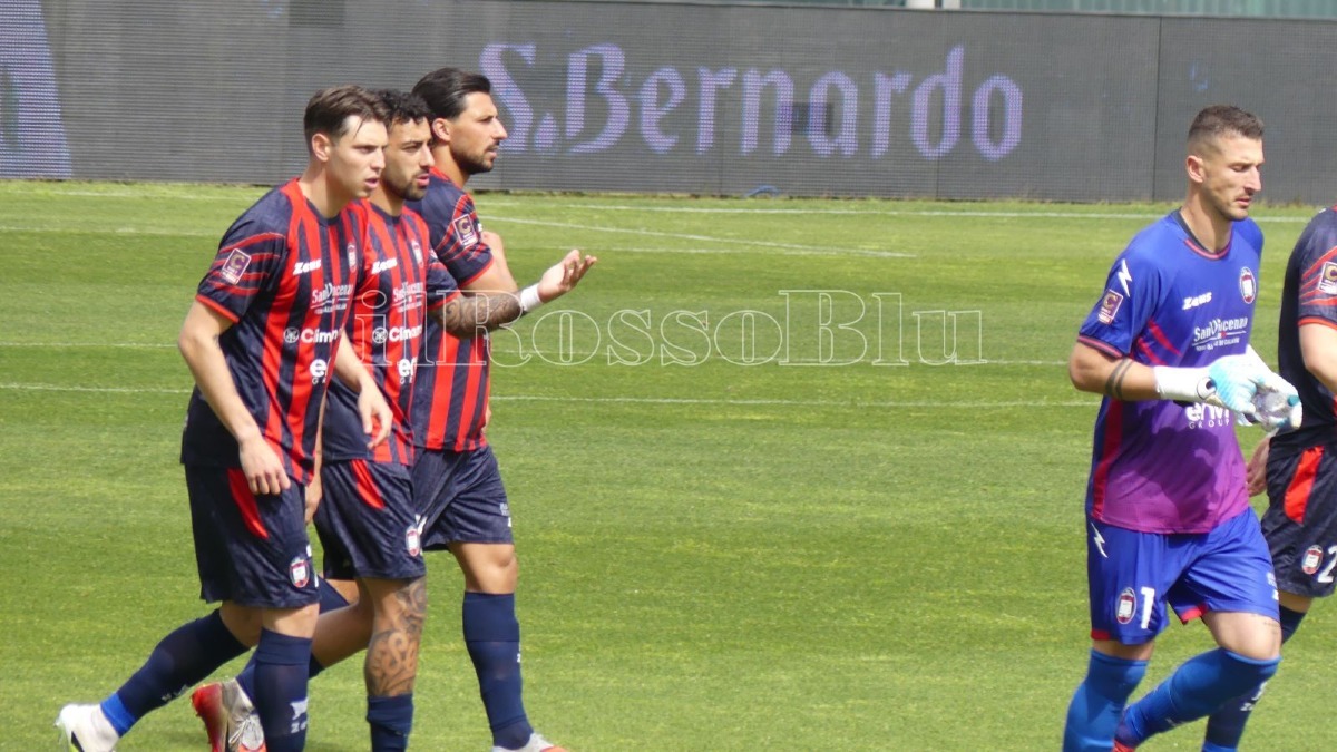 Crotone, Longo convoca 25 giocatori per la sfida playoff Scida - Foto: Redazione 