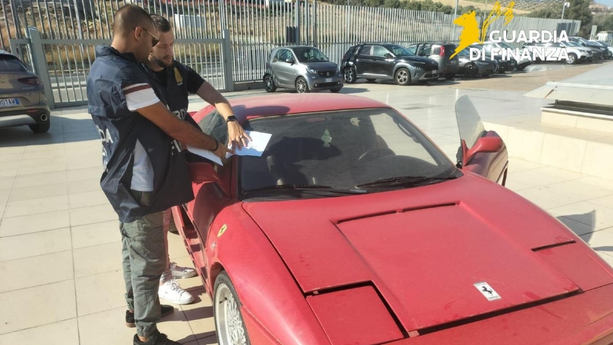 (VIDEO) Catanzaro, finta Ferrari smascherata: smontati e distrutti i pezzi contraffatti - Foto Uff. Stampa Guardia di Finanza