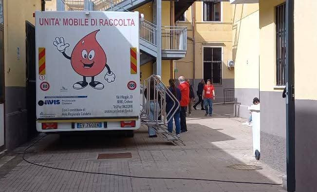 Crotone - Studenti e docenti donano 32 sacche di sangue all’AVIS