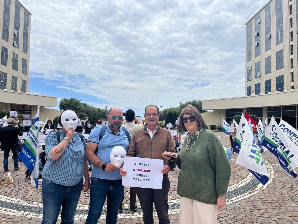 Lavoratori Konecta in piazza, Barbuto e Bruno: “Basta scaricare sui più deboli il fallimento della politica” - Foto: Uff. Stampa Enzo Bruno - Tridico Presidente