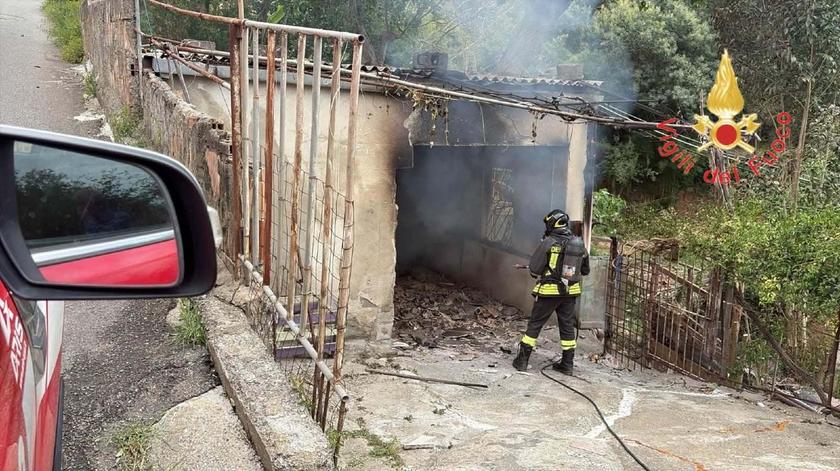 Incendio in un locale magazzino: intervento dei Vigili del Fuoco a Lamezia Terme - Foto: Uff. Stampa Comando dei Vigili del Fuoco di Catanzaro