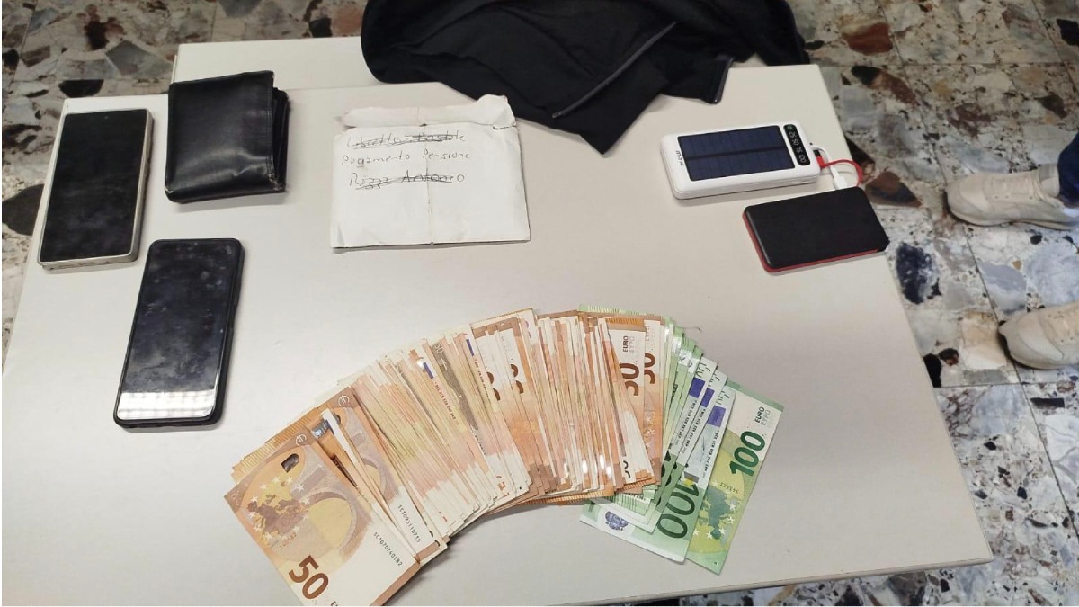 Fingono di essere il nipote e i carabinieri: arrestati due truffatori nel crotonese  - Foto Uff. Stampa Carabinieri 
