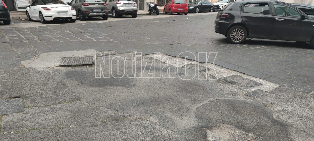 Nei Quartieri di Crotone - Via Napoli, manto stradale deformato e pericoloso - Foto: Redazione