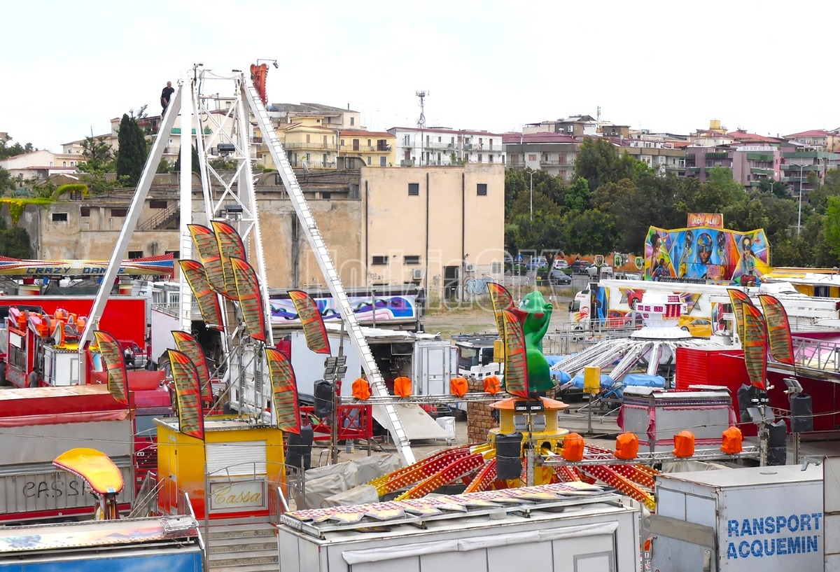 Crotone - Il luna park prende forma in centro: montata “la barca”  - Foto: Redazione 