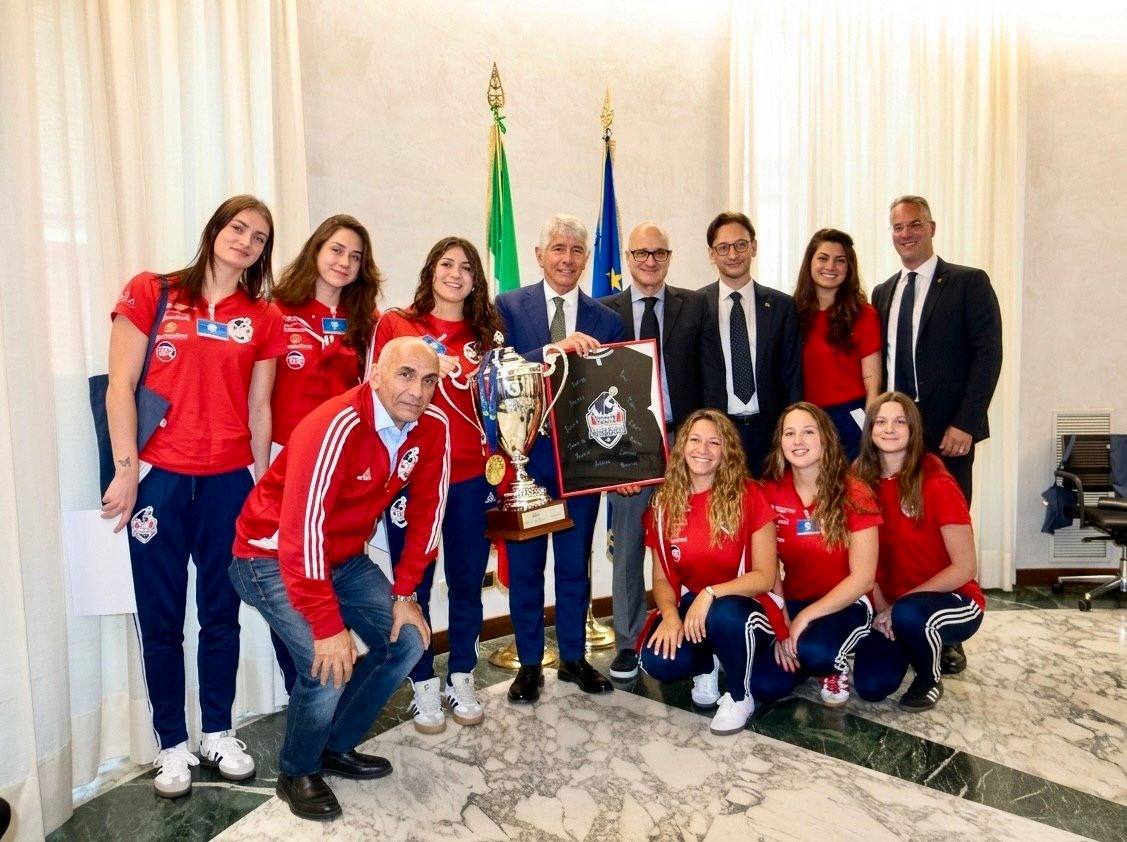 Cosenza Smile Pallanuoto ricevuta dal Ministro Abodi dopo la Conference Cup - Foto: Uff. Stampa Cosenza Smile Pallanuoto