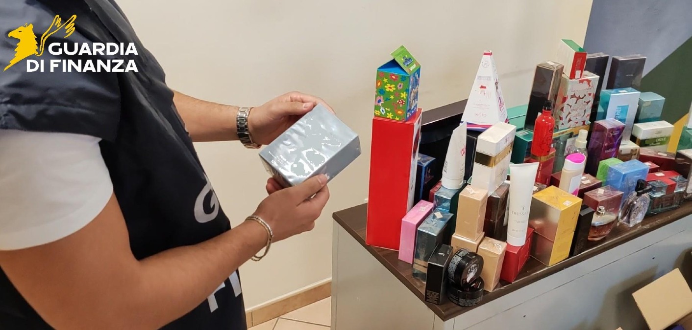 (VIDEO) Cosmetici tossici sequestrati, tre imprenditori rinviati a giudizio - Foto Uff. Stampa Guardia di Finanza 