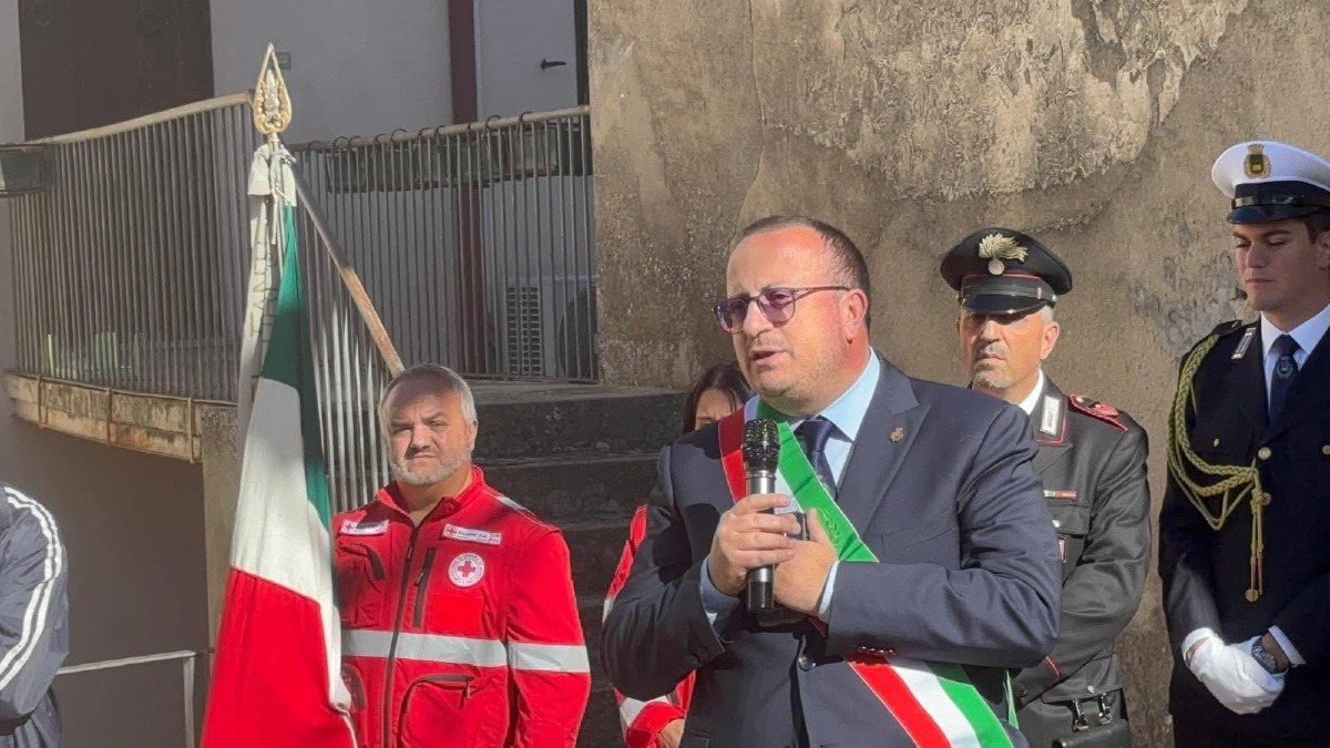 Caccuri, il vessillo della Croce Rossa Italiana sul Comune per la Giornata mondiale - Foto Uff. Stampa Comune di Caccuri 
