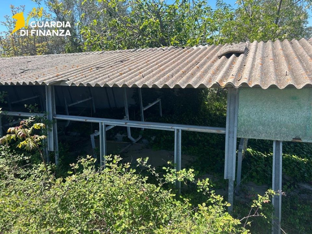Amantea, sequestrata area con amianto deteriorato: denunciato proprietario - Foto: Uff. Stampa Guardia di Finanza Cosenza 