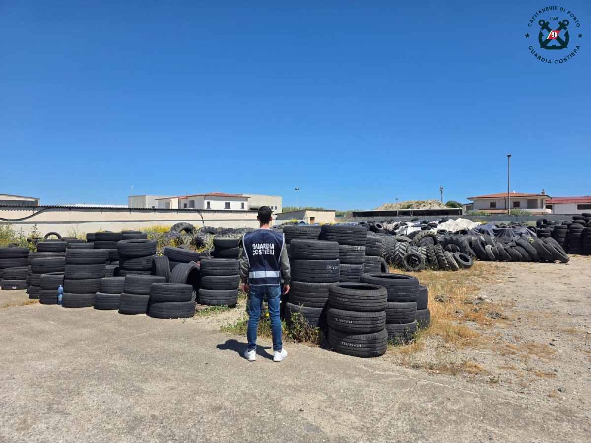 Crotone - Sequestrata discarica abusiva di pneumatici - Foto: Ufficio stampa Capitaneria di Porto Crotone