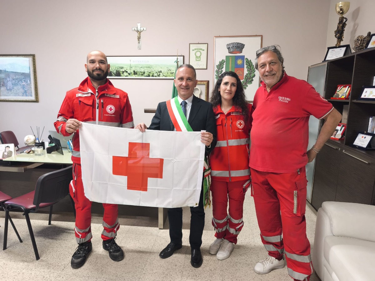 Botricello celebra la Settimana della Croce Rossa con la consegna della bandiera al Comune - Foto: Uff. Stampa Comune di Botricello