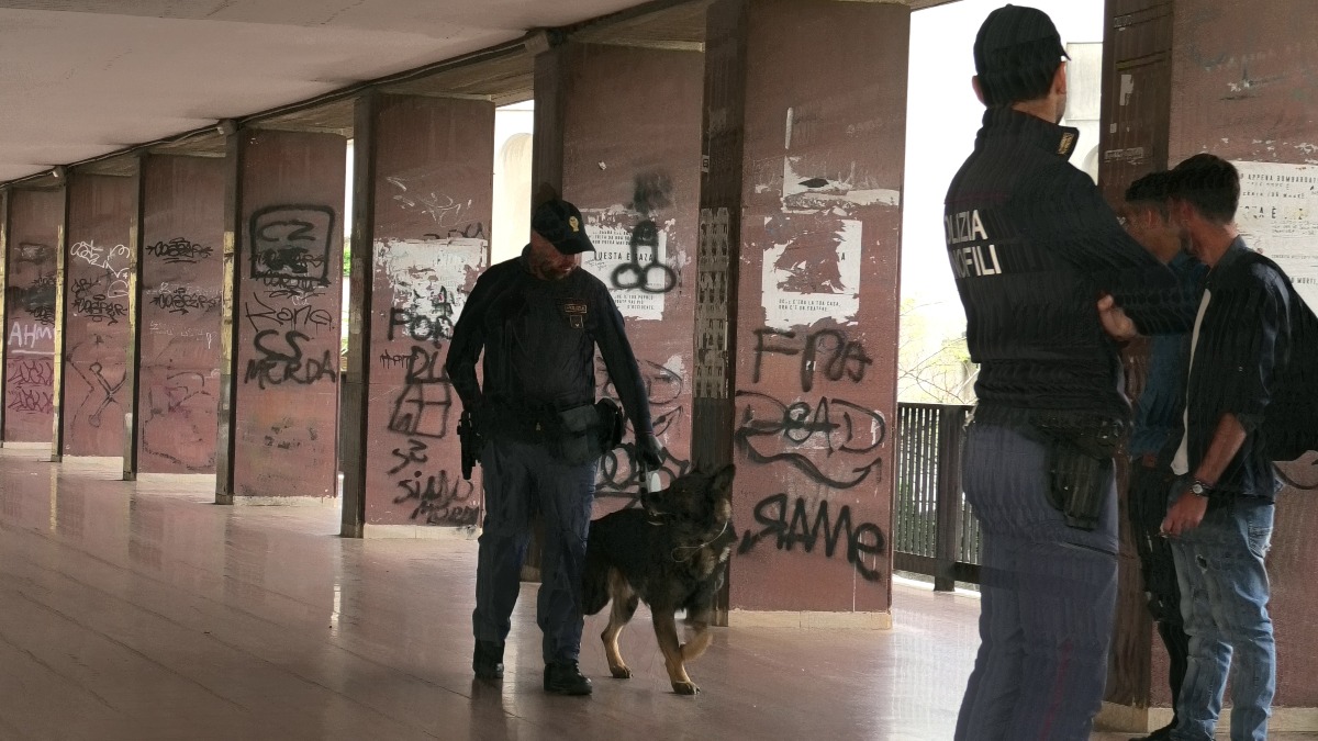 “Scuole Sicure”, controlli della Polizia nei pressi degli istituti di Catanzaro: identificate 76 persone - Foto: Uff. Stampa Questura di Catanzaro