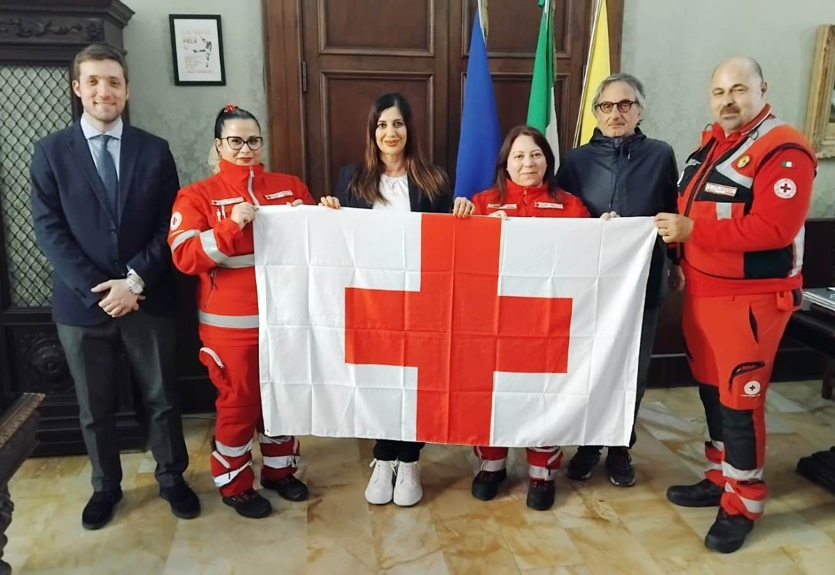 Croce Rossa Italiana, consegnata la bandiera al Comune di Catanzaro - Foto: Uff. Stampa Comune di Catanzaro